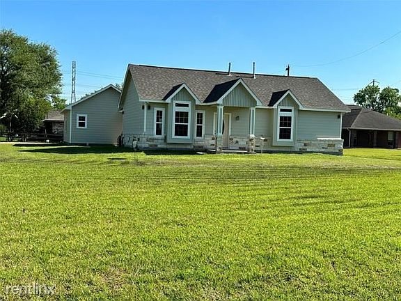 4th image of 825 Mossey Dr