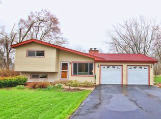 1071 Woodview Dr, Libertyville, IL 60048