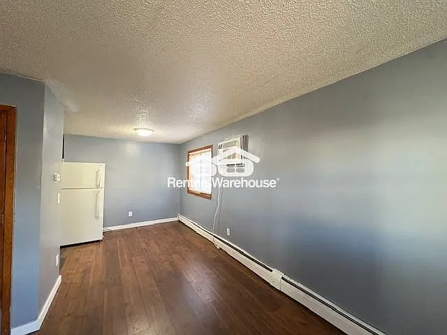 Move in Ready 2 Bedroom 1 Bath Unit in South Minneapolis — Photo 4