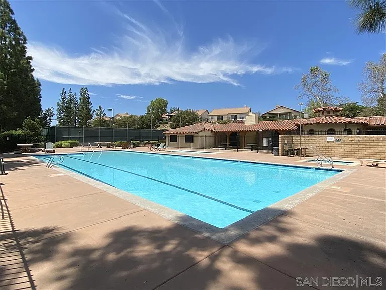 2401 Columbine Dr — Photo 15