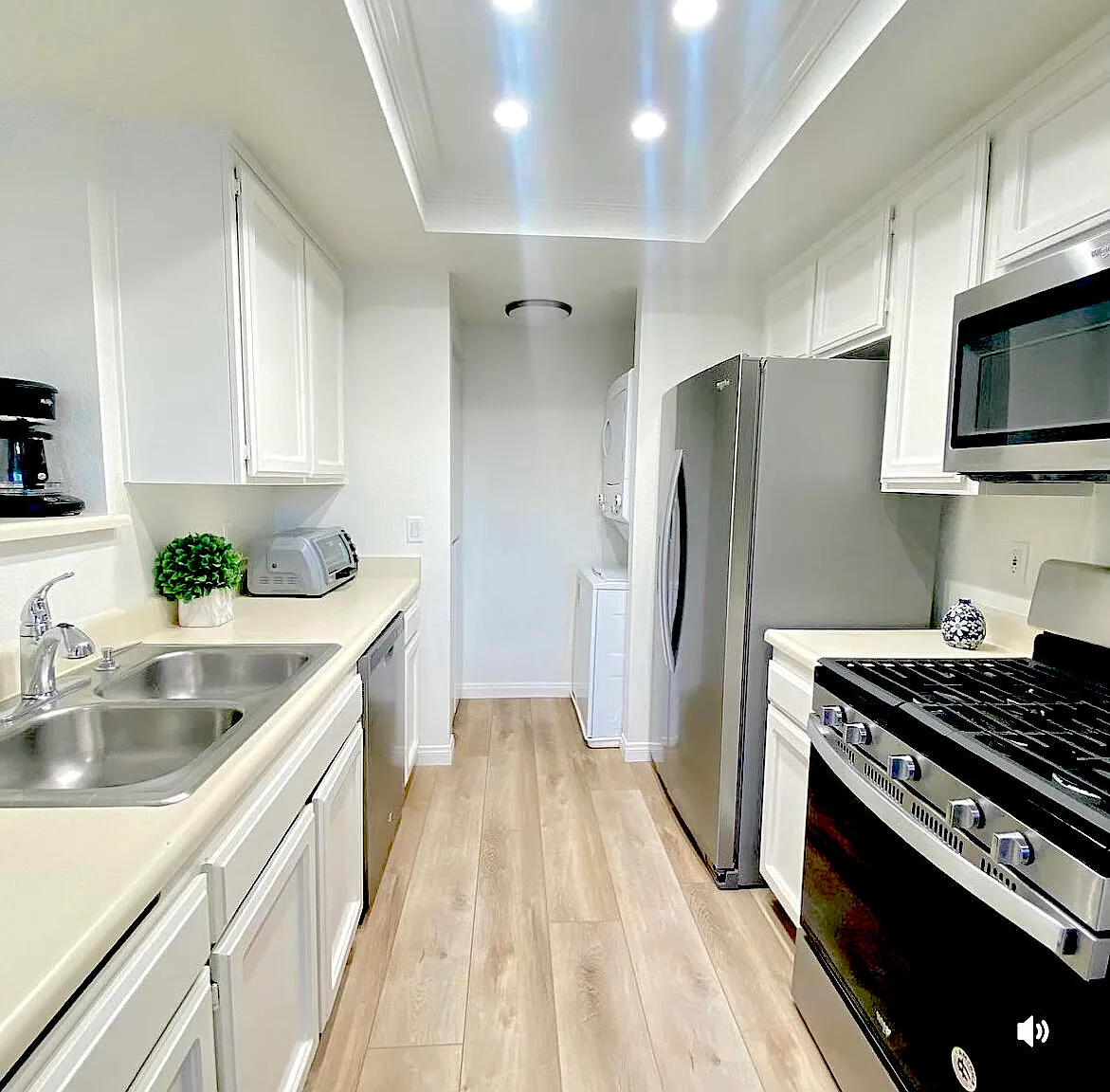 2 bed, 2.0 bath, 876 sqft, $4,300 — Photo 4