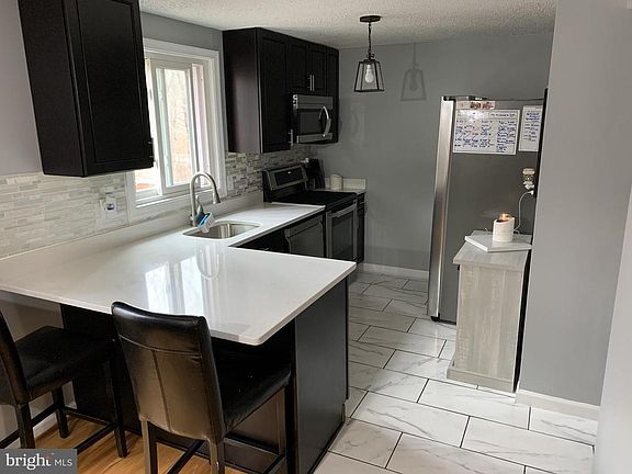 Kitchen & Breakfast Bar