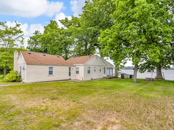 8370 Horton Beach Rd, Manitou Beach, MI 49253