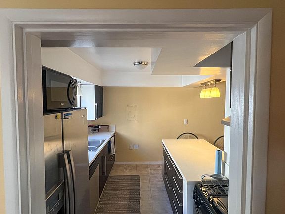 4th image of 285 S Barrington Ave #2