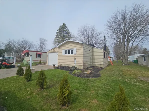 55 Aspen St, Akron, NY 14001