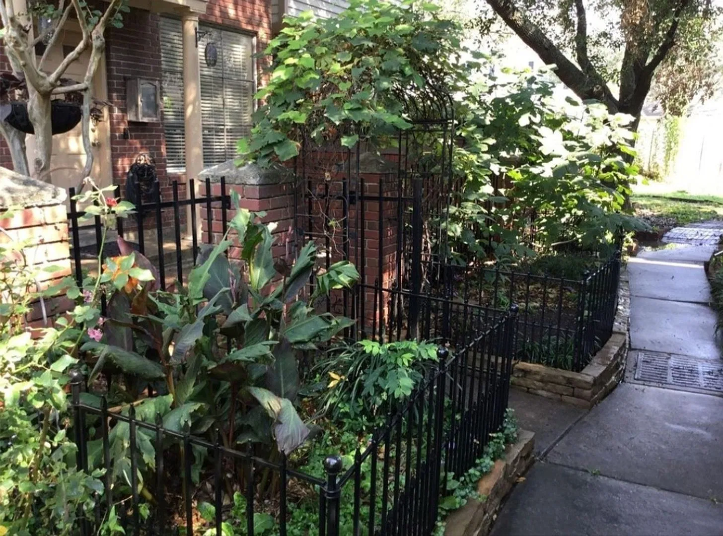 Charming 2BR Condo in Stafford — Photo 2