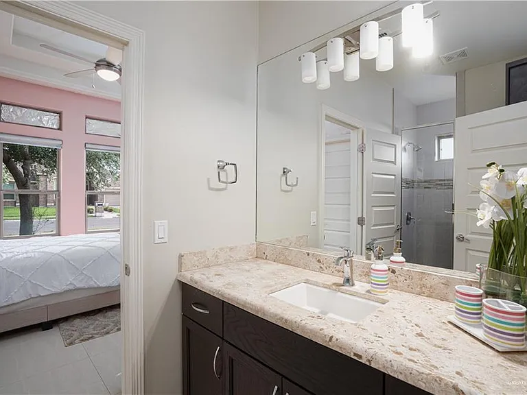 2425 Pebble St — Photo 25