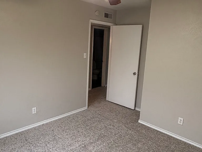 7009 Greenview Cir N — Photo 13