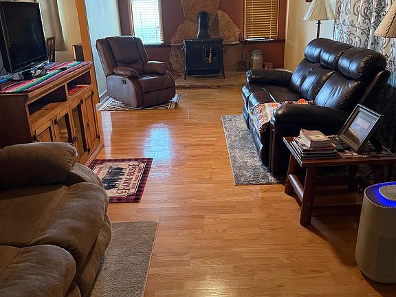 3rd image of 451 Red River Rd