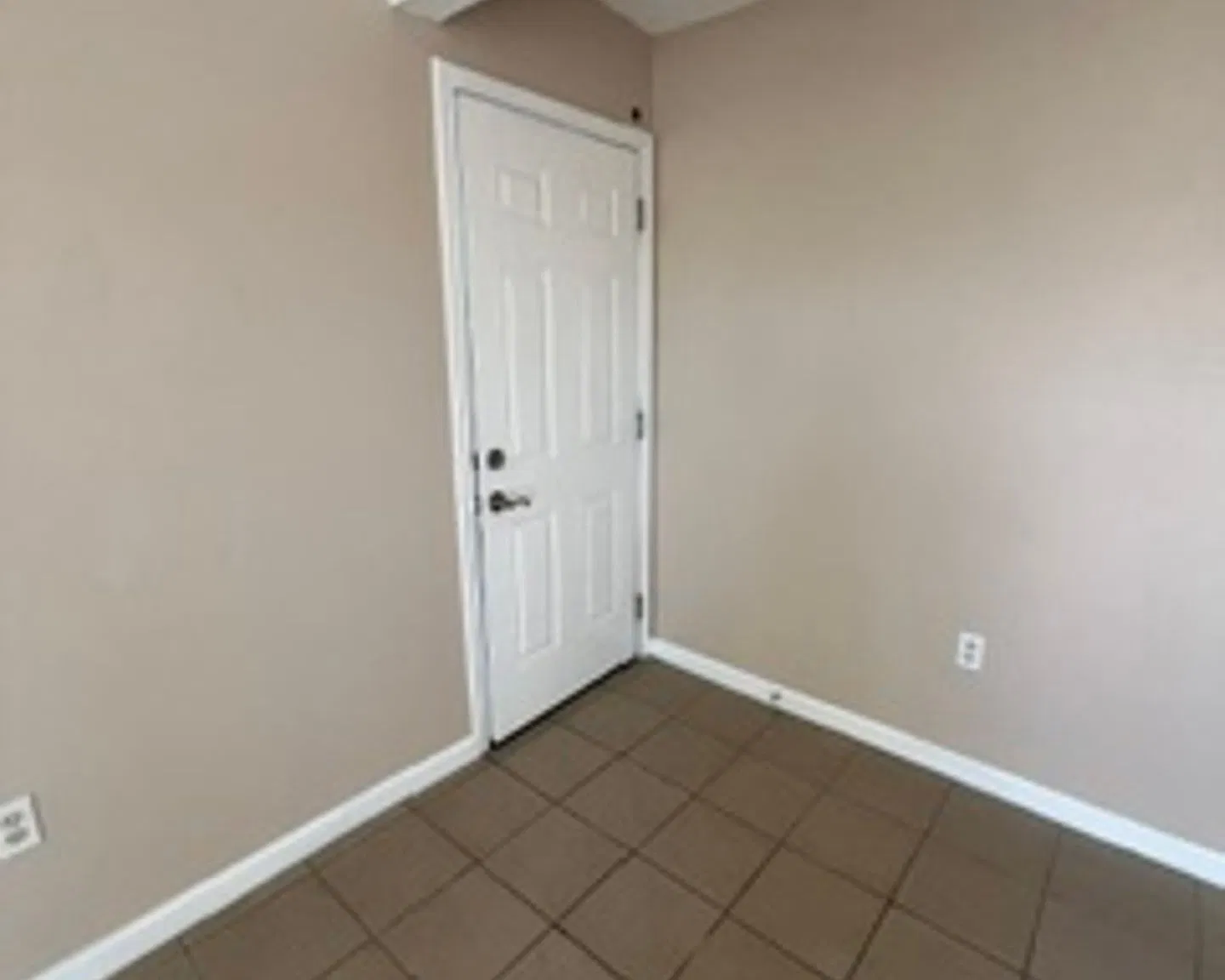 Updated 2 Bed, 1 Bath Apartment with Modern Finishes — Photo 4