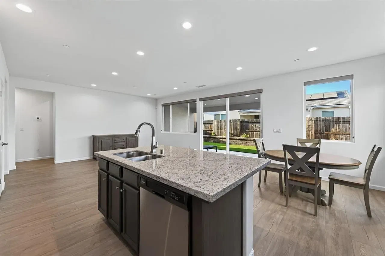 3 bed, 1483 sqft, $2,600 — Photo 3
