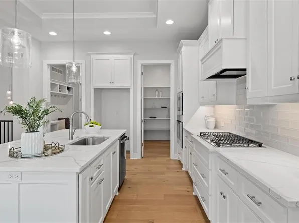 8164 Roundtree St, Lenexa, KS 66220