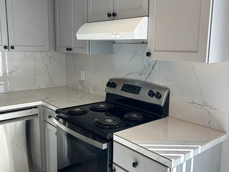 950 NW Hobart Ave — Photo 3