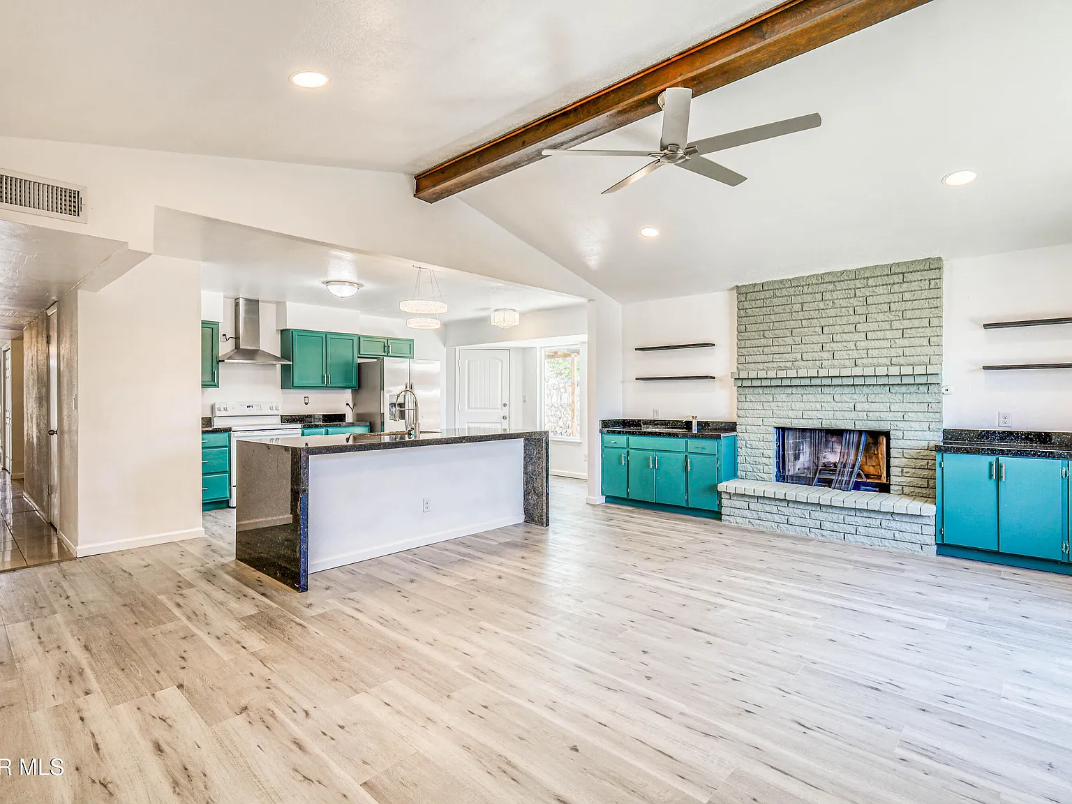 3 bed, 2.0 bath, 2798 sqft, $1,650 — Photo 2