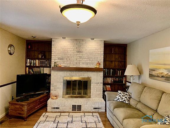 3rd image of 402 Oakwood Ct