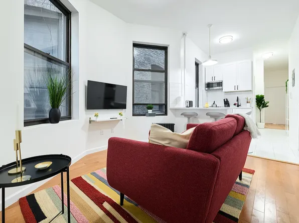 323 W 42nd St, New York, NY