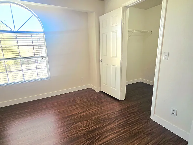 7604 Connemara Ave — Photo 15