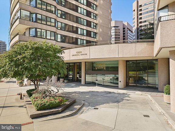 3rd image of 1300 Crystal Dr APT 1002
