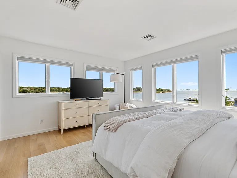 106 Little Neck Rd — Photo 48