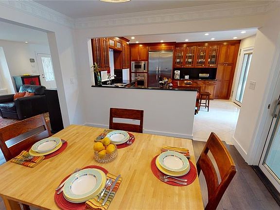 5th image of 34 Vernon Dr