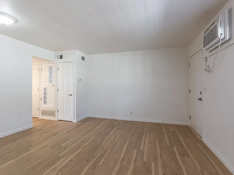 Cuming St Apartments — Photo 36