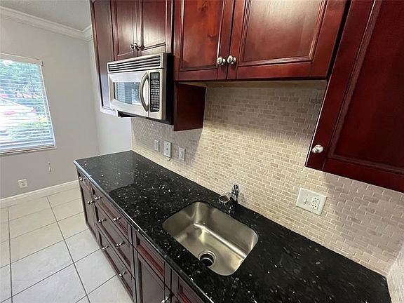 5th image of 1311 NE 18th St APT 107