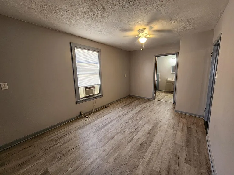 318 W Houston St #F — Photo 5