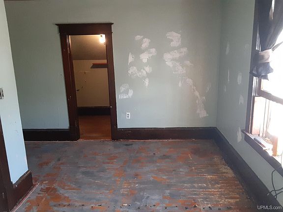 3rd image of 220 E Ridge St