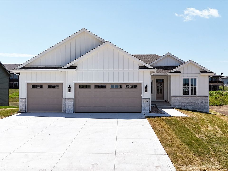 1st image of 2257 Green Leaf Cir