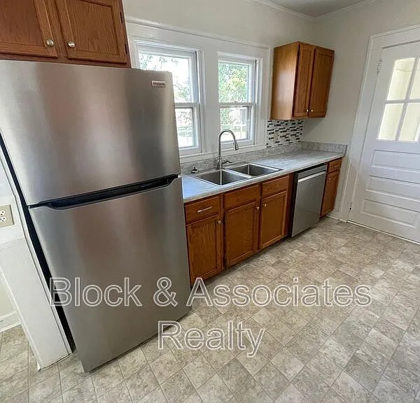 1204 Forest Acres Cir — Photo 4