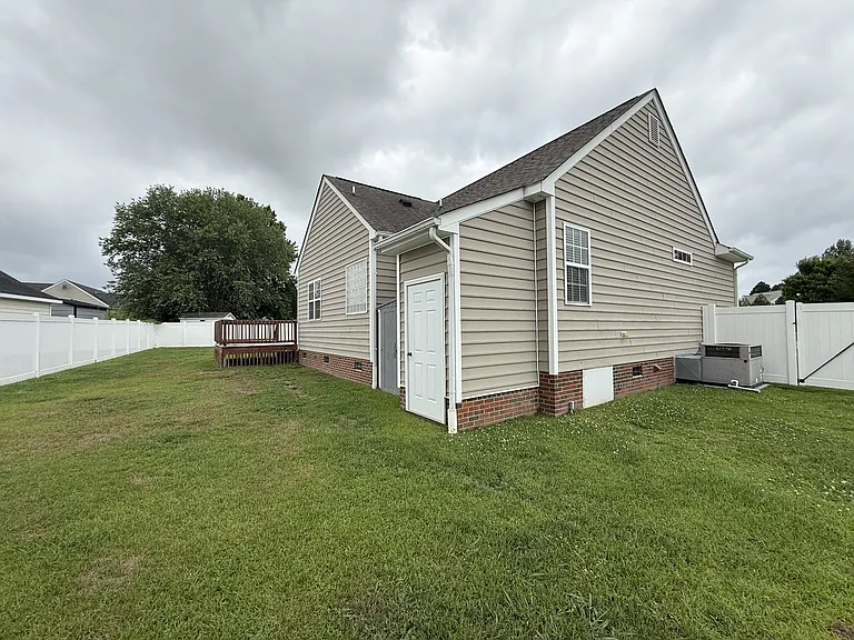 720 Carrington Ln — Photo 3