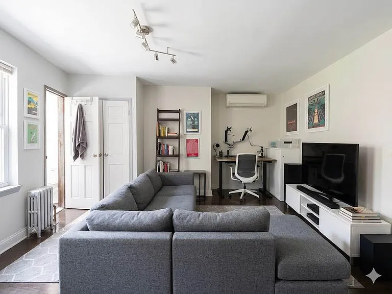 213 Eckford St #2R — Photo 3