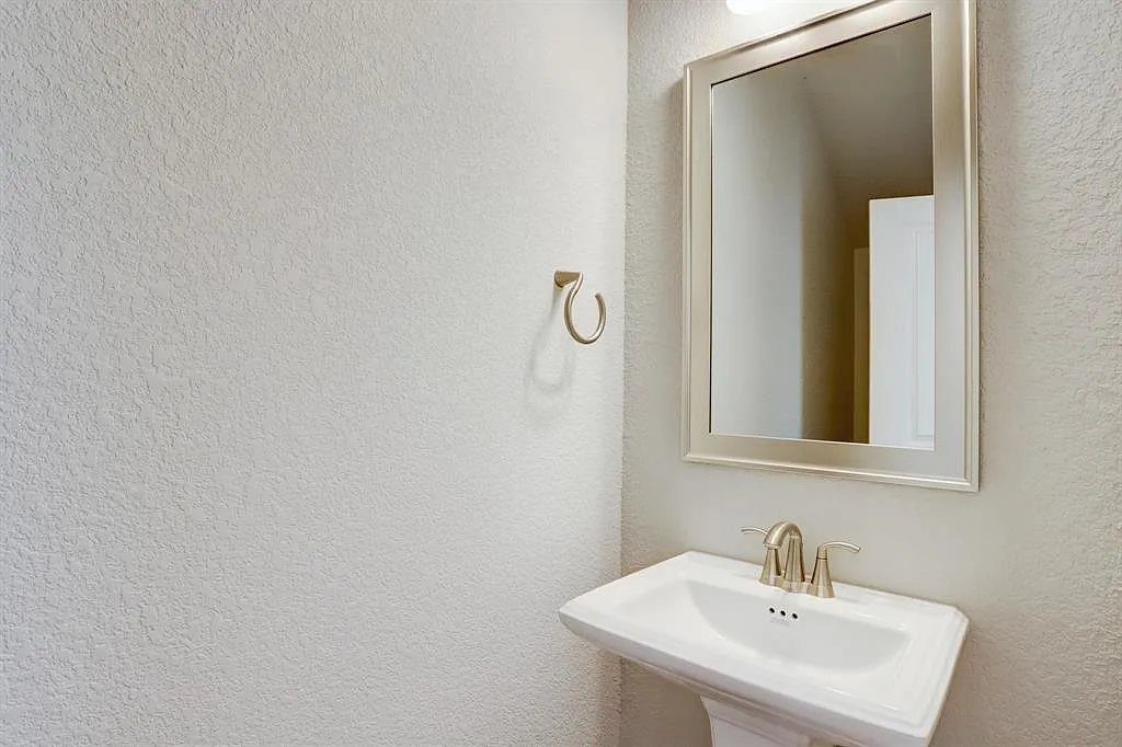 3 bed, 2.5 bath, 2342 sqft, $2,849 — Photo 3