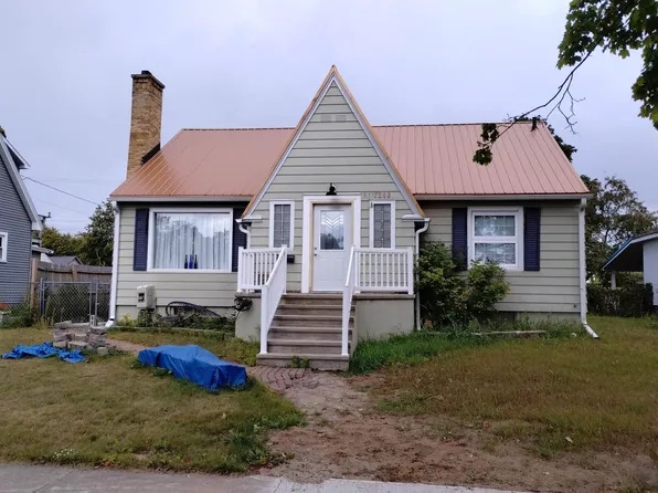 1218 Dakota Ave, Gladstone, MI 49837