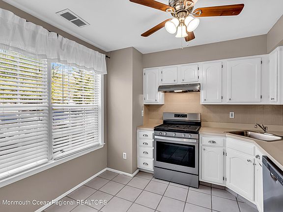 3rd image of 131 Wellington Ct #4-1