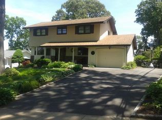 17 Hawk Ln, Hauppauge, NY 11788