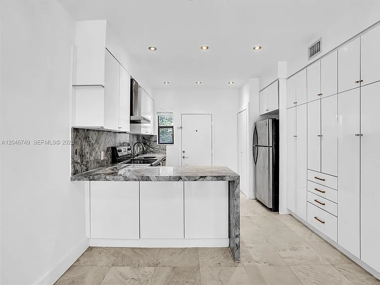 1045 Lenox Ave #12 — Photo 7