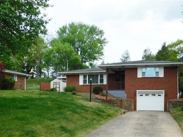 30 Meadow Ln S, Uniontown, PA 15401