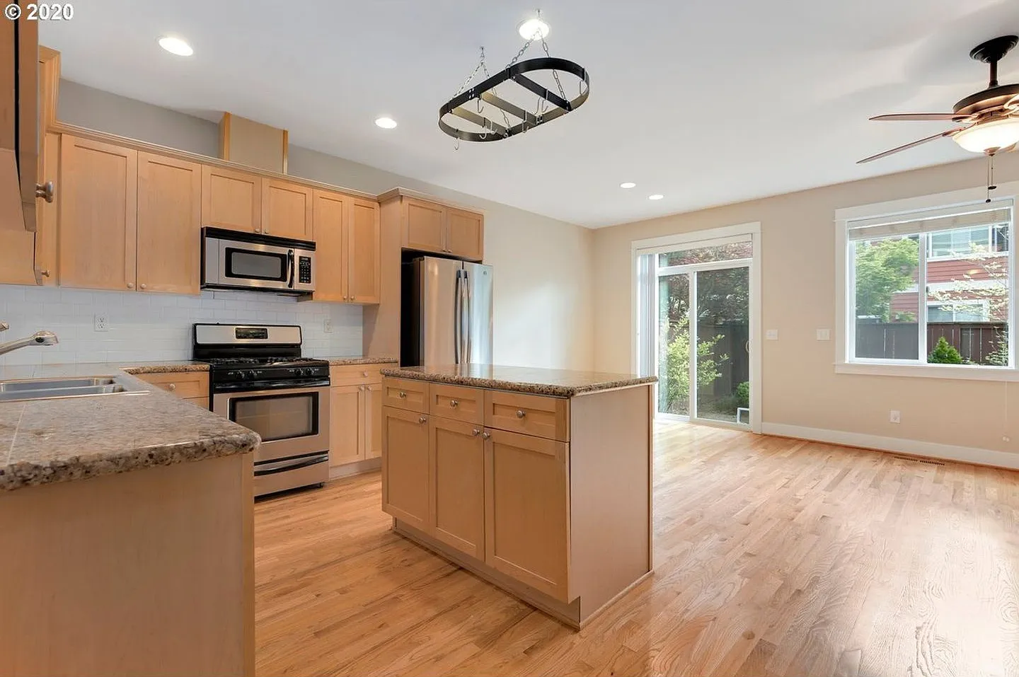 Bright Bull Mountain Townhome - Hardwoods, Granite, Private Patio, Garage, and more! — Photo 1