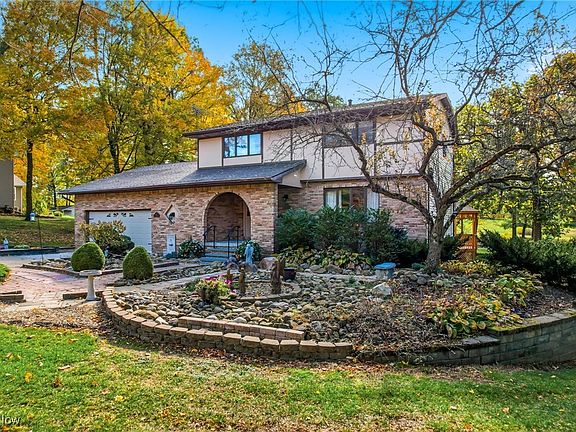 2nd image of 901 Carriage Hill Dr