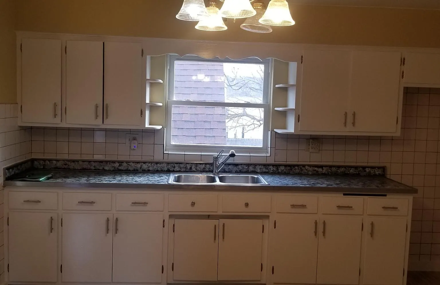 5 bed, 1300 sqft, $1,800 — Photo 4