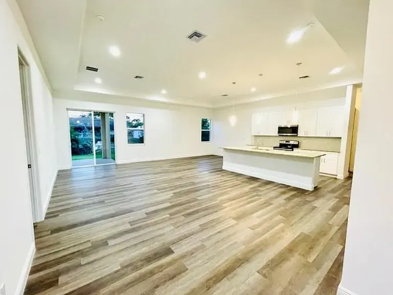 992 SW College Park Rd — Photo 2