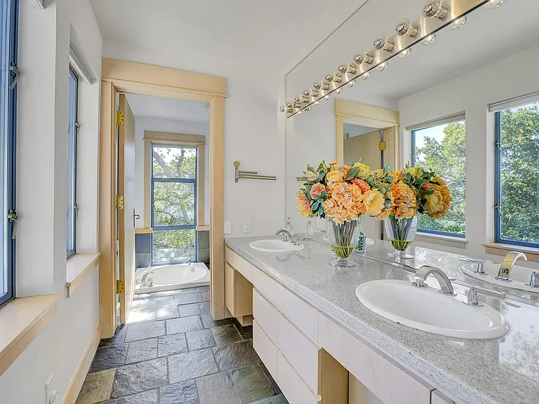 319 Tappan Ter — Photo 32