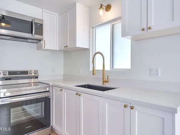 4th image of 219 Sandberg St #C