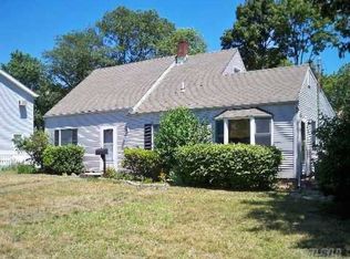 19 Cherrytree Ln, Levittown, NY 11756