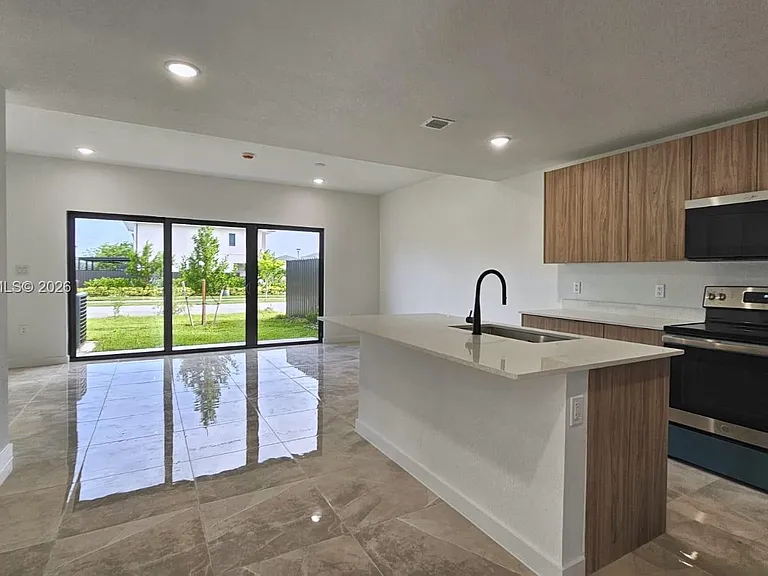 1305 NW 4th Ter — Photo 5
