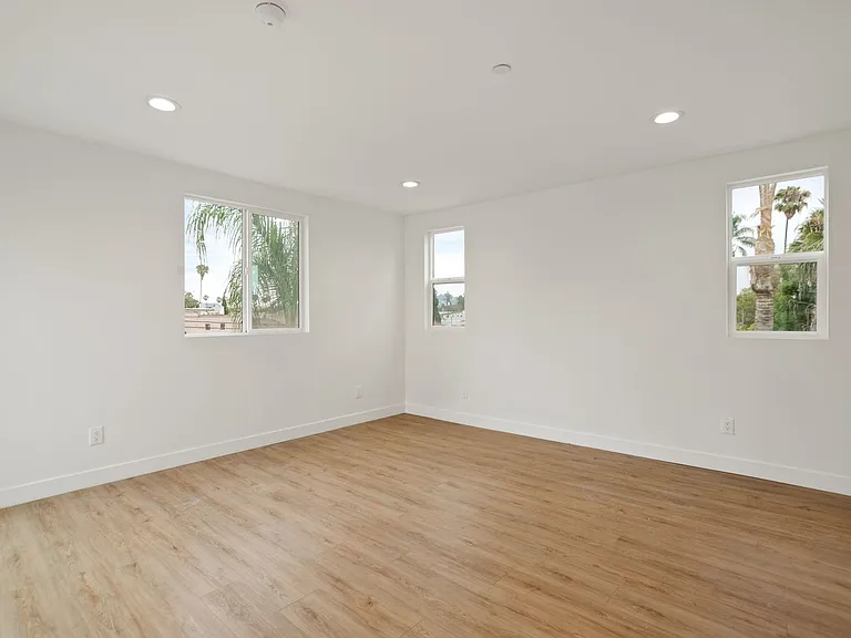 443 N Heliotrope Dr — Photo 12