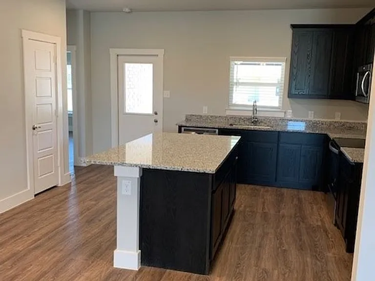 375 Hampton Pl — Photo 3