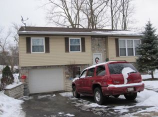 1040 Valley Stream Dr, Wheeling, IL 60090