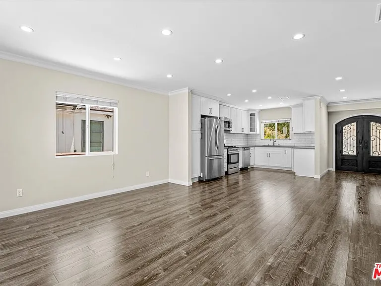 18725 Martha St — Photo 3